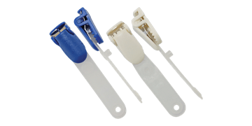 Pinza colgante metálica con tapa de plástico de color y con correa de nailon moldeado