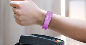 Reinvente la experiencia del cliente en su hotel, spa o parque de atracciones con las pulseras RFID